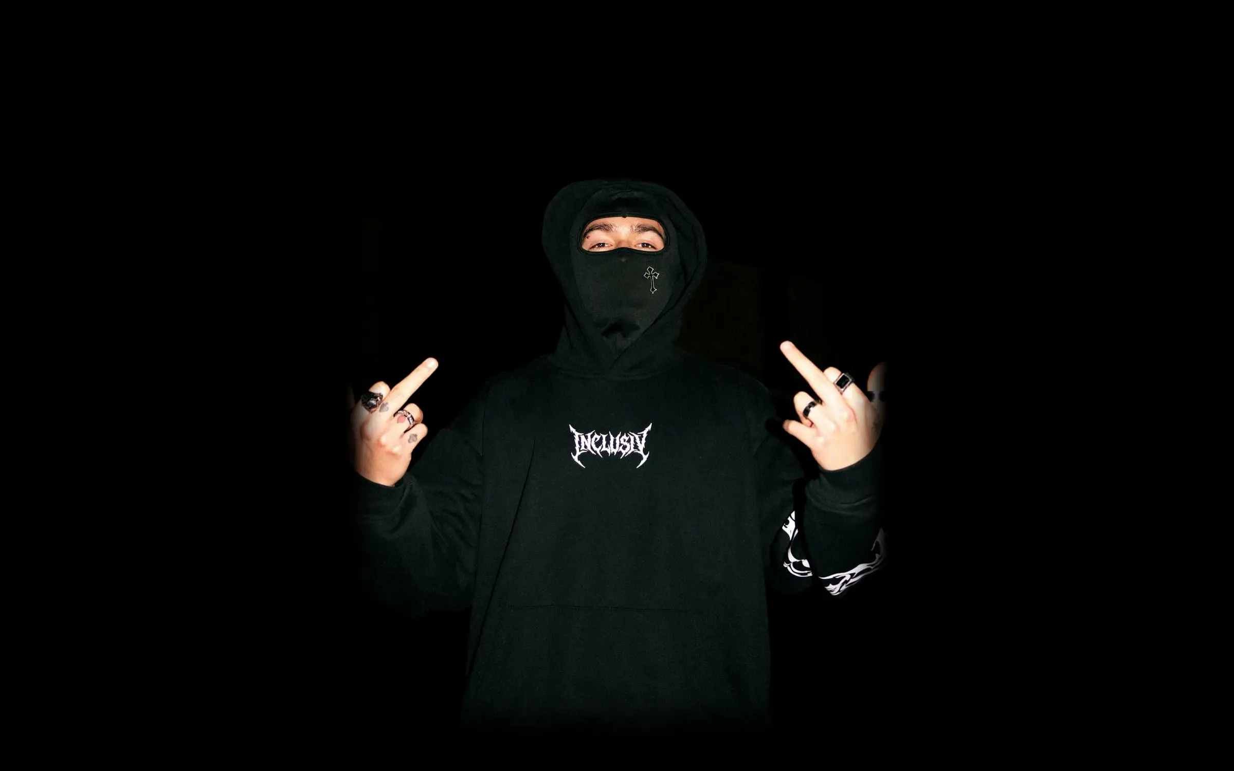 Modelo con balaclava y hoodie Apocalipsis que se funde con el negro