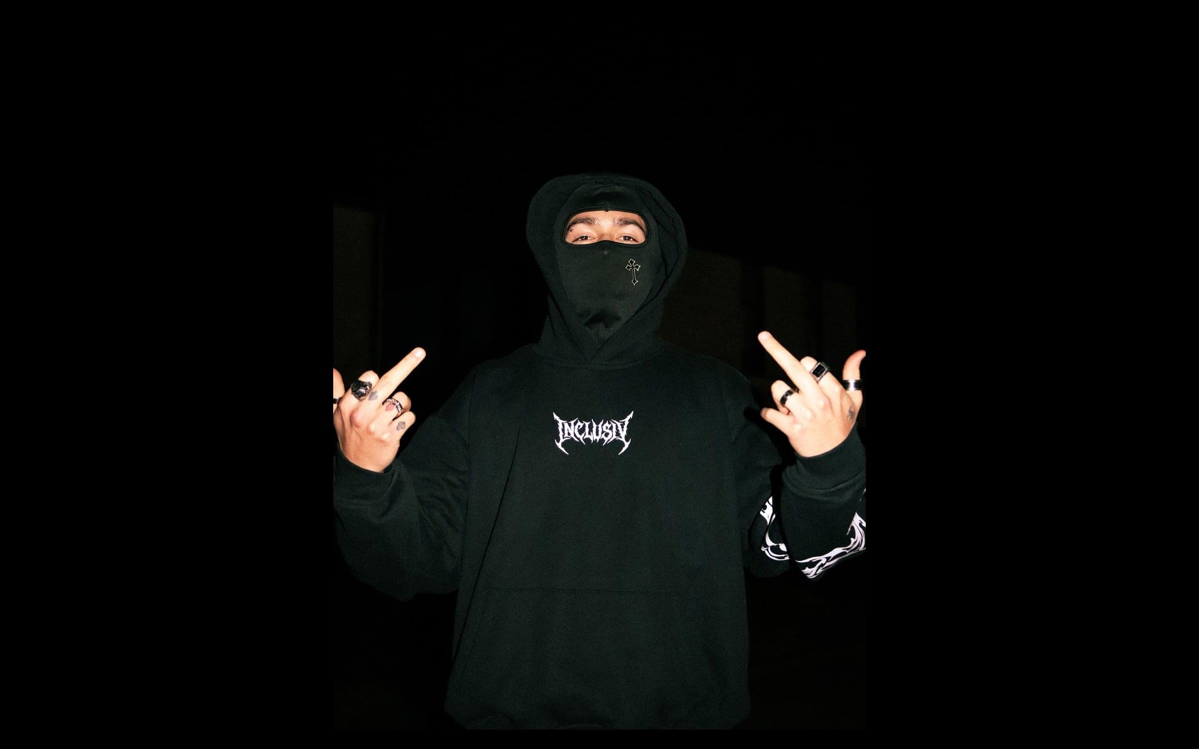 Modelo con balaclava y hoodie Apocalipsis sobre negro, en una composición panorámica